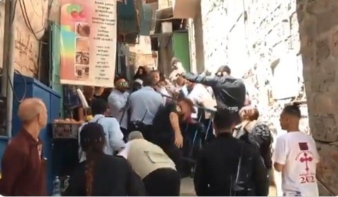 الاحتلال يعتدي على المصلين المسيحيين قرب كنيسة القيامة (فيديو)