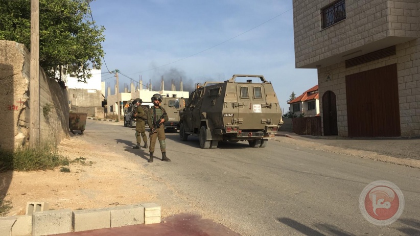 الإحتلال يصادر كاميرات ويعتقل شابين خلال اقتحام عقربا