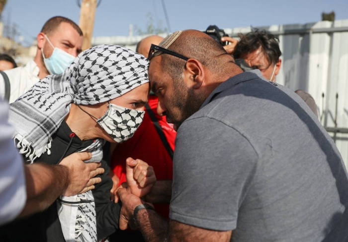 فلسطينية تتحدى مستوطنا في حي الشيخ جراح بالقدس