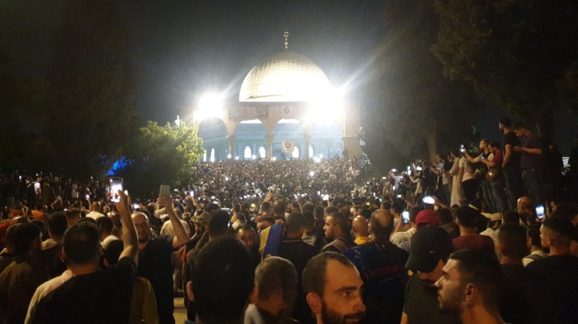 رغم اجراءات الاحتلال: الآف المواطنين في الأقصى لإحياء ليلة القدر