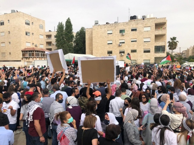 طالبوا بطرد السفير.. وقفة احتجاجية قرب السفارة الاسرائيلية بعمّان (فيديو)