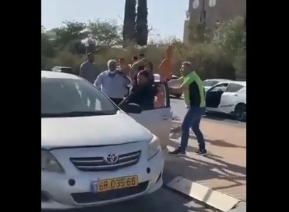 إسرائيليون يفتكون بشاب فلسطيني في بئر السبع (فيديو)