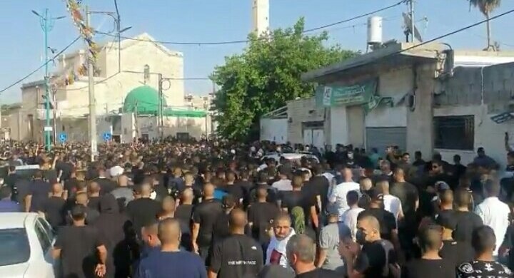 اللد تودّع الشهيد حسونة والشرطة تعتدي على المشيّعين (فيديو)