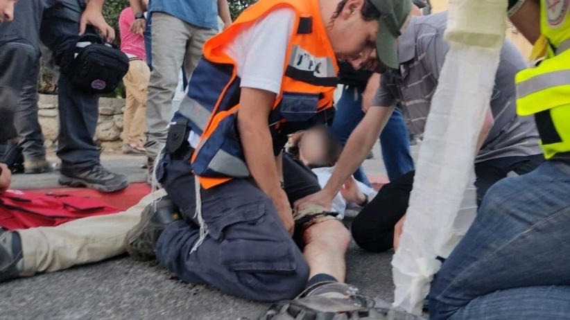 إسرائيلي يتلقى العلاج الاولي بعد إصابته بالرصاص في اللد