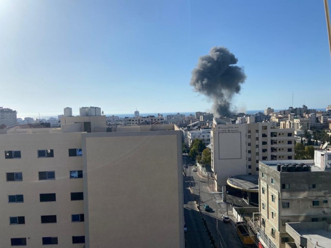طائرات الاحتلال تقصف مجمع أنصار الحكومي وبنك الانتاج
