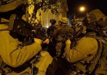 فيديو- جنود الاحتلال يسحلون شابا بعد اصابته وسط الخليل