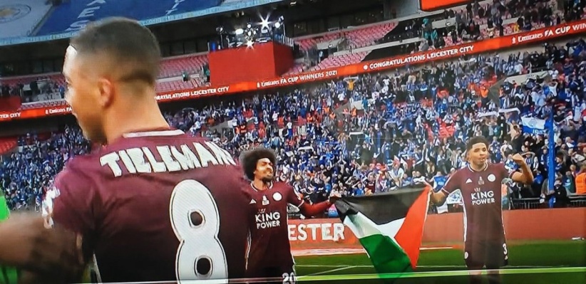 ثنائي ليستر سيتي يرفعان علم فلسطين أثناء الاحتفالات بكأس إنجلترا