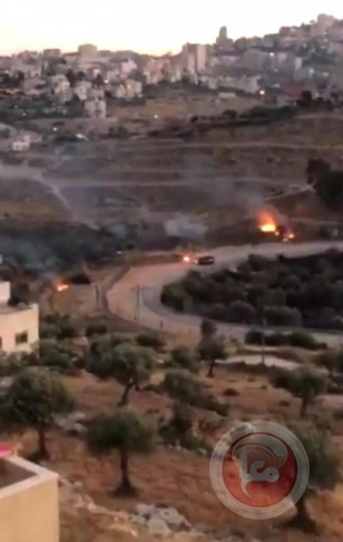 شبان يشعلون النار في بوابة السياج الفاصل بين بيت ساحور وجبل ابو غيم