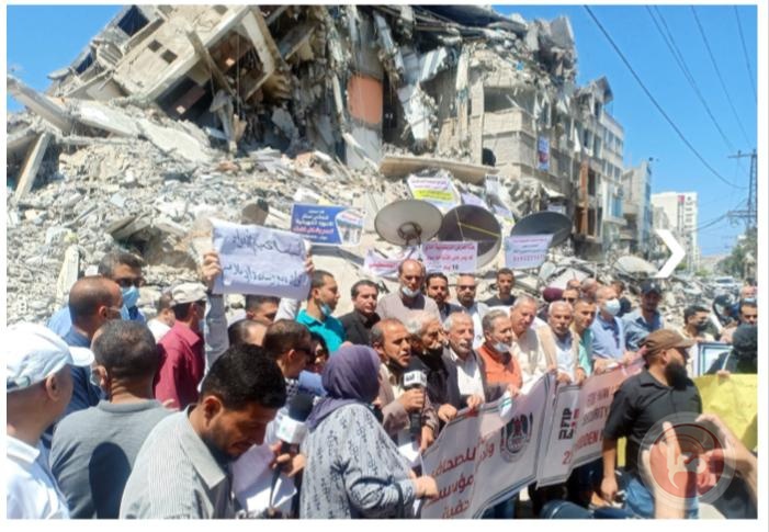 صحفيو غزة يتظاهرون ضد تدمير مؤسساتهم خلال العدوان