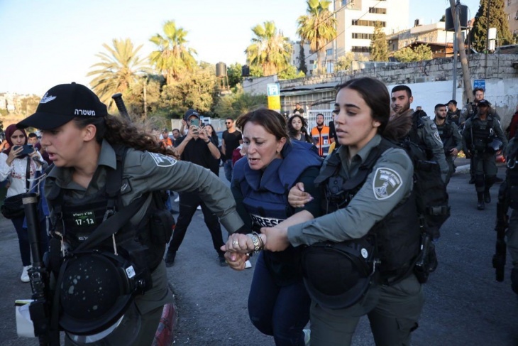 جنود الاحتلال يعتدون على الصحافية البديري (فيديو)