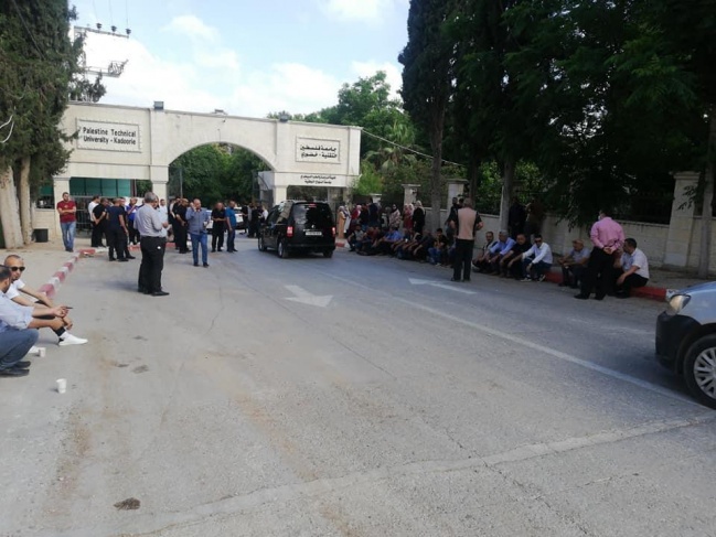 موظفو العقود في جامعة خضوري يعتصمون للمطالبة بحق التثبيت
