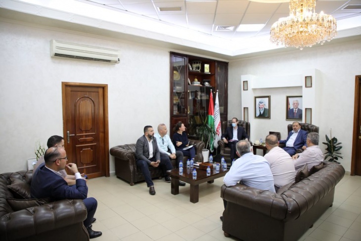بلدية الخليل والوكالة الفرنسية للتنمية تبحثان سُبل تعزيز التعاون المشترك