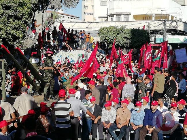 عرض عسكري للجناح المسلح للجبهة الديموقراطية في شوارع غزة