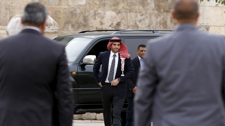 العاهل الأردني يوافق على تقييد اتصالات الأمير حمزة وإقامته وتحركاته