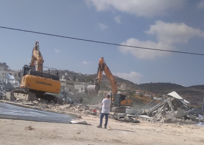 الاحتلال يهدم منشآت تجارية في دير شرف غرب نابلس
