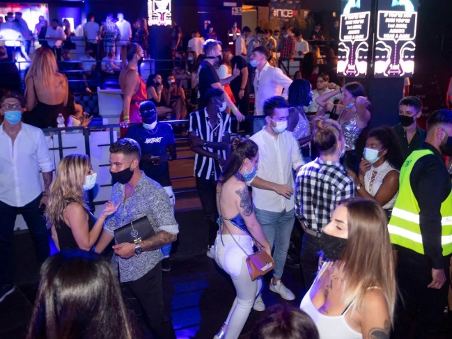 إيطاليا تفتح المراقص وبريطانيا تسجل قفزة بالإصابات