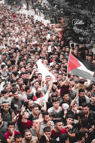 صور- الآلاف يشيعون جثمان شهيد &quot;بيتا&quot;