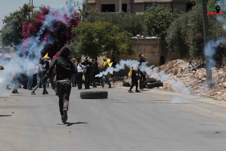 إصابتان برصاص الاحتلال والعشرات بالاختناق خلال قمع  مسيرة كفر قدوم