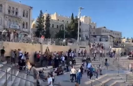 اعتقال 3 مواطنين وإصابة آخرين في القدس خلال وقفة منددة بالإساءة للرسول