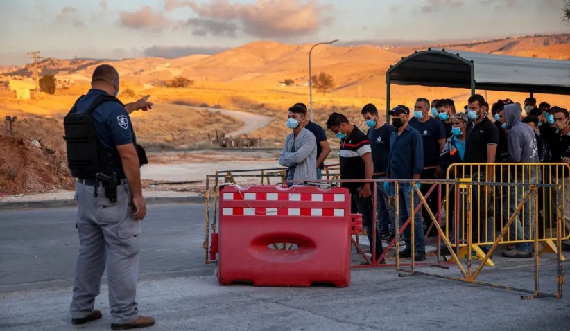 هآرتس: إسرائيل نهبت عشرات ملايين الشواقل من العمال الفلسطينيين