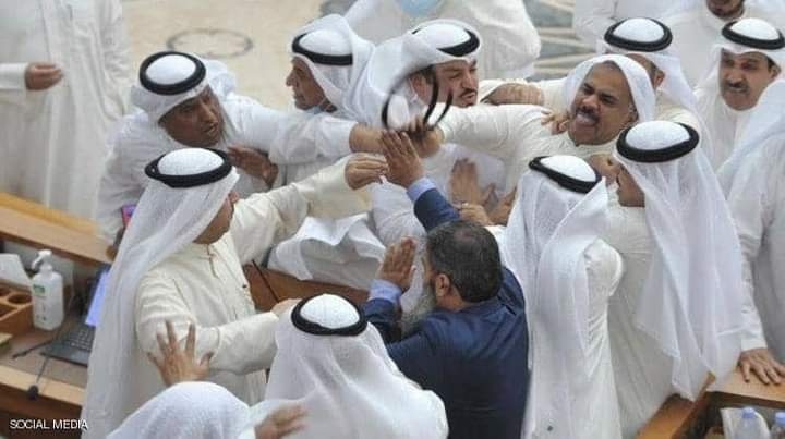 اشتباك بالأيدي بين نائبين تحت قبة البرلمان الكويتي (صور)