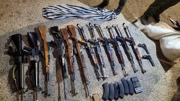الاحتلال يحبط عملية تهريب أكثر من 14 قطعة سلاح على الحدود الأردنية