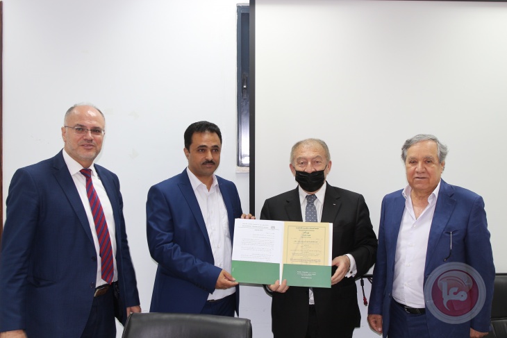 وزير الاقتصاد يسلم شركات وطنية شهادة الجودة