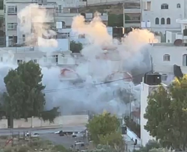 شاهد- قوات الاحتلال تفجر  منزل الاسير منتصر  الشلبي
