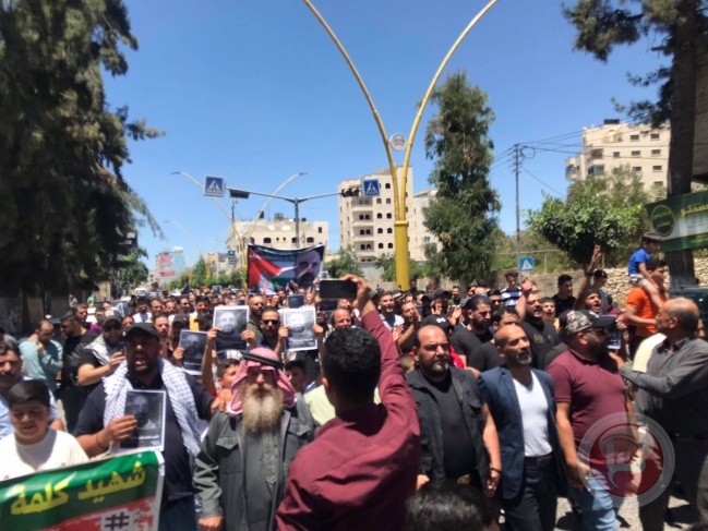 مسيرة في الخليل للمطالبة بمحاسبة المتسببين بوفاة نزار بنات