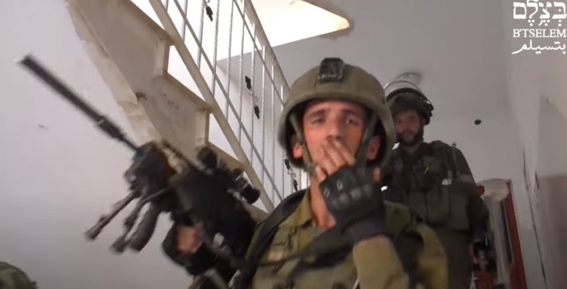 بتسيلم: مضايقات وشتائم جنسية من قبل جنود الاحتلال والمستوطنين بالخليل (فيديو)