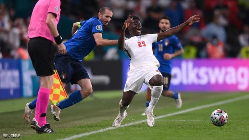 بسبب صورة.. الآلاف يطالبون بإعادة نهائي اليورو