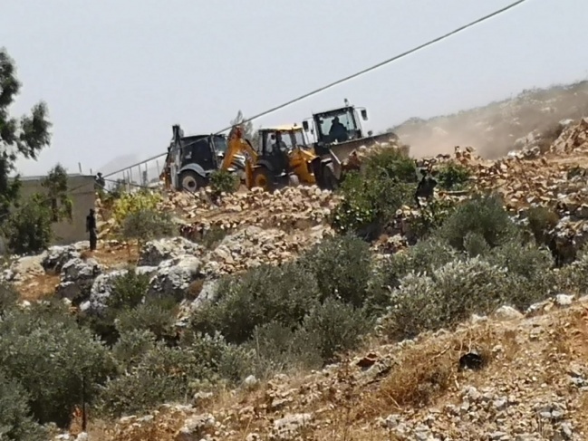 الاحتلال يجرف أراضي ويغلق طرقا زراعية قرب جبل صبيح جنوب نابلس