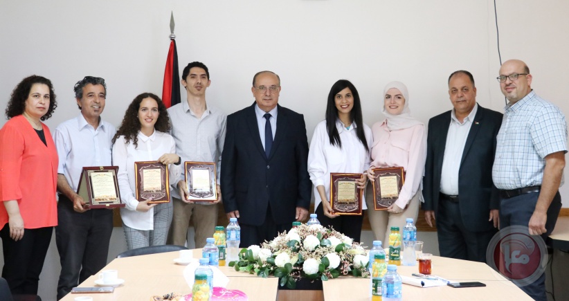 أبو مويس يكرّم جامعة بيرزيت وخريجيها الفائزين بمسابقة دولية لإعمار مرفأ بيروت