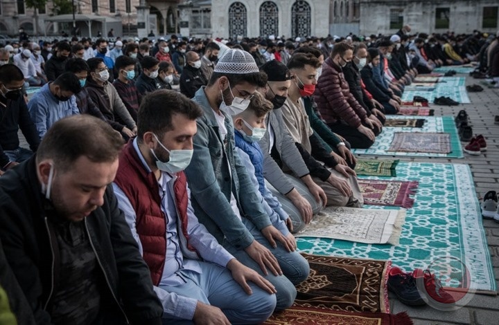صلاة &quot;الأضحى&quot;: دول منعتها و11 دولة تقيمها بقيود