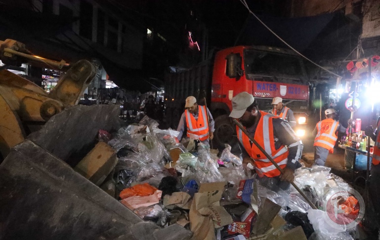 بلدية خان يونس تُرحل 1,100طن من النفايات الصلبة خلال العيد