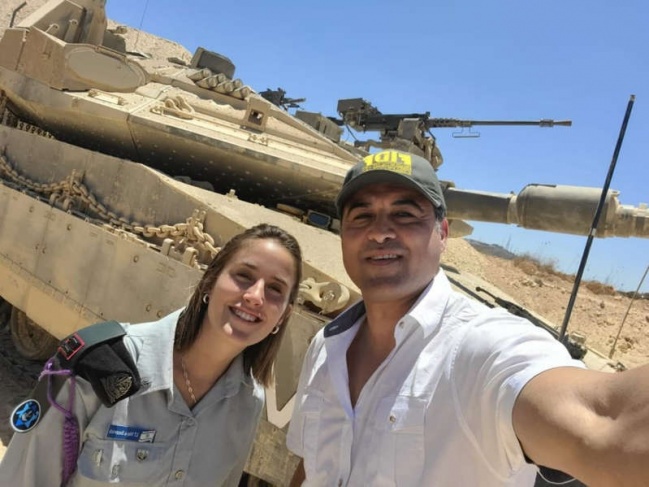 أحمد بطابي أحد أفراد المجموعة بجانب مجندة إسرائيلية