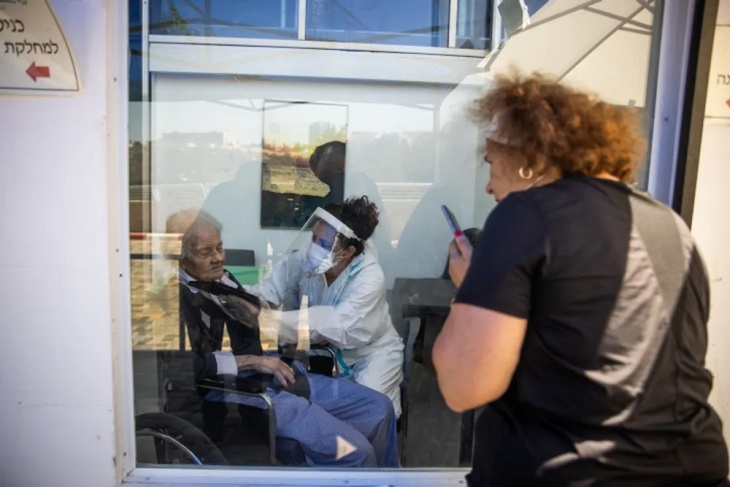 اسرائيل-2886 إصابة جديدة بفيروس منهم  14 شخصا من متلقي الجرعة الثالثة