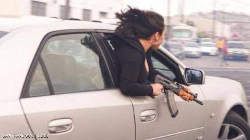 &quot;سيدة الكلاشينكوف&quot;.. مشهد صادم في شوارع كاليفورنيا