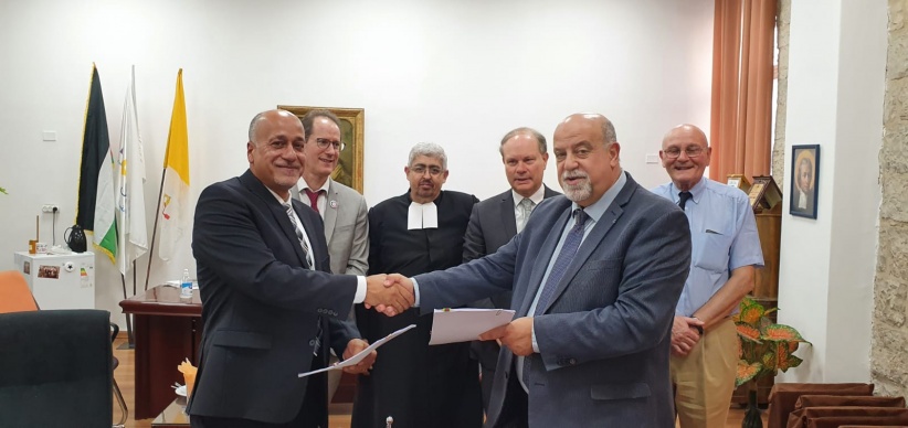 مركز تطوير يوقع اتفاقية لإعادة تأهيل مرافق مدرسة الفرير في بيت حنينا والباب الجديد