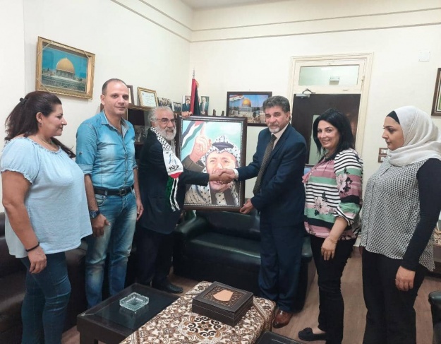 الفنان عيسى يعقوب يقدم لوحة من رسمه للرئيس عباس والشهيد ياسر عرفات