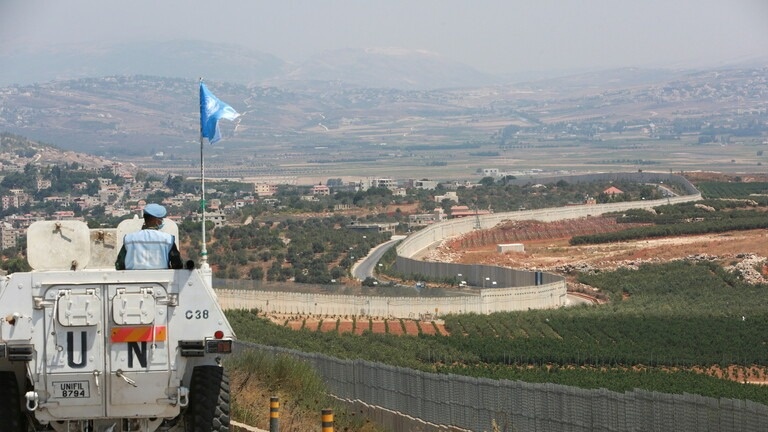 الجيش الإسرائيلي يضع سياجا معدنيا عازلا بمحاذاة طريق عسكري على حدود لبنان الجنوبية