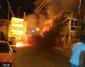 اشتعال النيران في نقطة تعبئة وقود عشوائية في الخليل