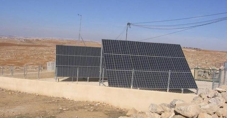 الاحتلال يستولي على أنظمة الطاقة الشمسية بالأغوار