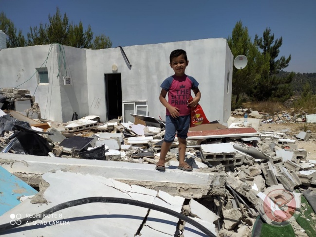 قوات الاحتلال تهدم منزلا في قرية الولجة