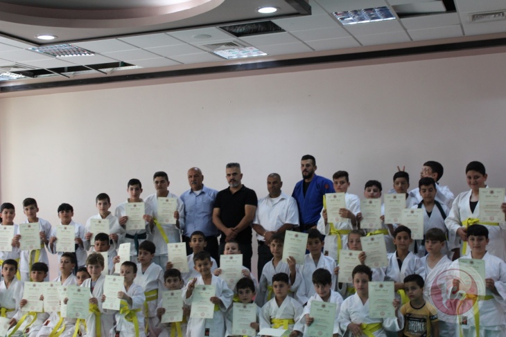 صالة بلدية الخليل الرياضية تُخرّج 45 شبلا في لعبة الجودو