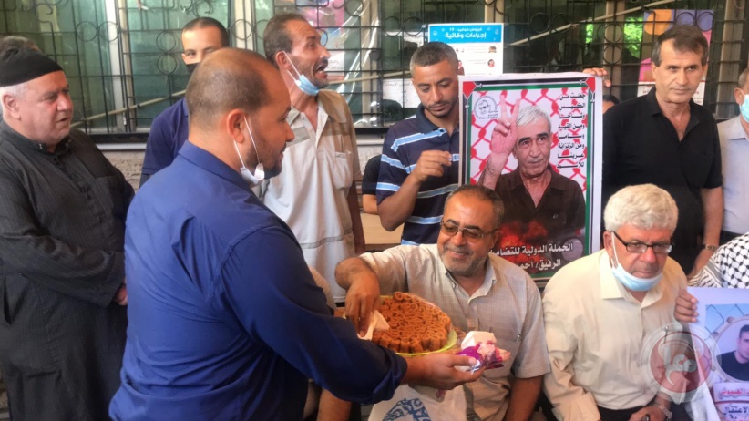 غزة توزع الحلوى ابتهاجًا بعملية التحرر من سجن جلبوع