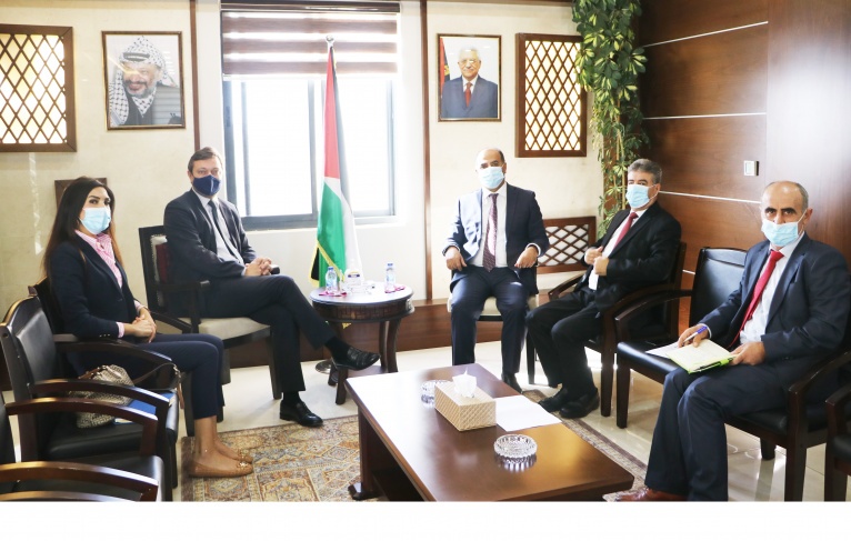 وزير الزراعة يطلع ممثل الدنمارك على استراتيجية الوزارة وخطتها التنموية