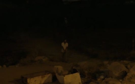 فيديو- مستوطن يطلق النار على منزل اسعيفان في الخليل