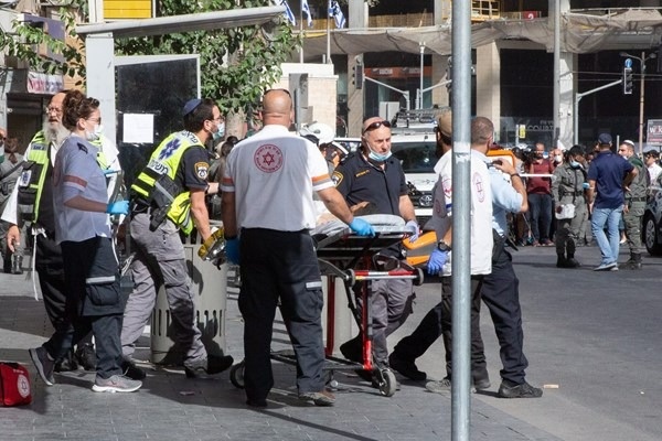 فتى فلسطيني يطعن إسرائيليين في القدس