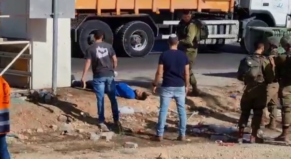 فيديو- قوات الاحتلال تطلق النار على شاب قرب مفترق عصيون